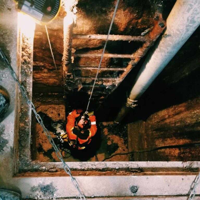 Aqua Fast Flush Employee completing A Confined Space Tank Service